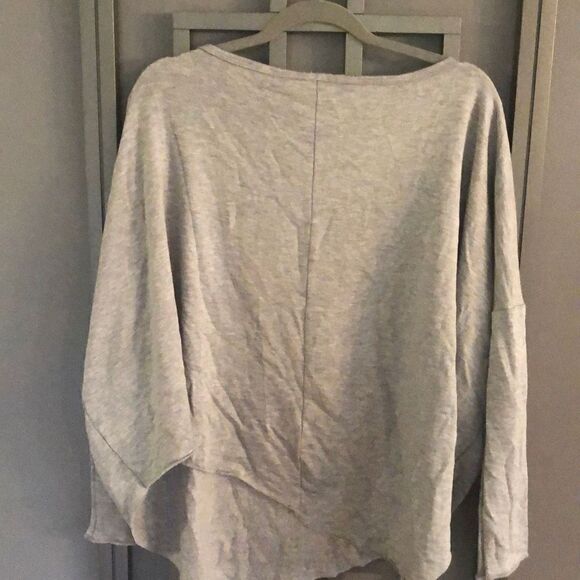NWT Go Couture Oversized cozy gray asymmetrical top size L - Picture 3 of 4